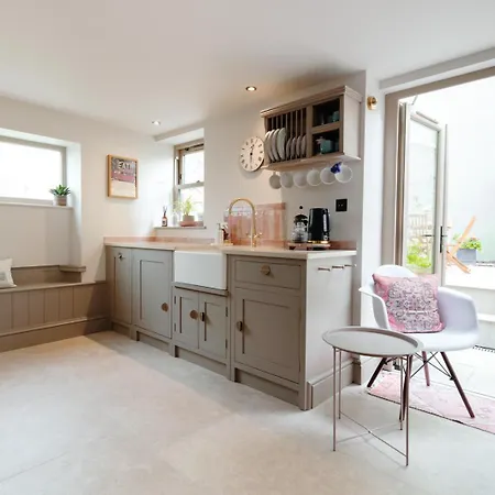 The Lime House: Rustic Cliftonwood Abode *