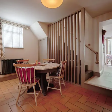 The Lime House: Rustic Cliftonwood Abode Apartment *