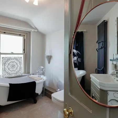 The Lime House: Rustic Cliftonwood Abode Bristol