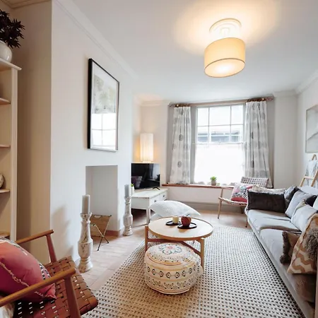 The Lime House: Rustic Cliftonwood Abode *