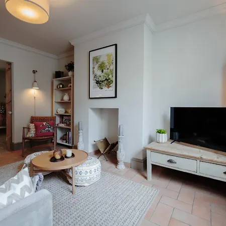 The Lime House: Rustic Cliftonwood Abode *