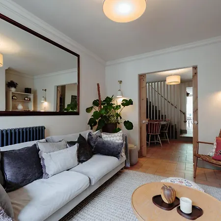 The Lime House: Rustic Cliftonwood Abode Apartment *