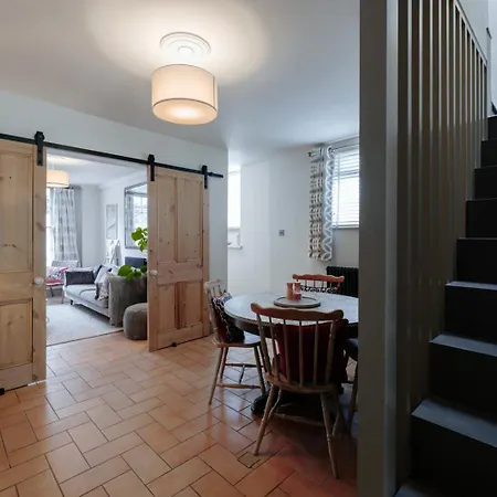The Lime House: Rustic Cliftonwood Abode *