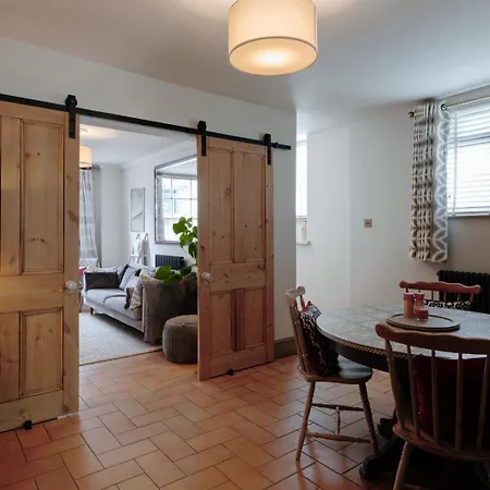The Lime House: Rustic Cliftonwood Abode * Bristol