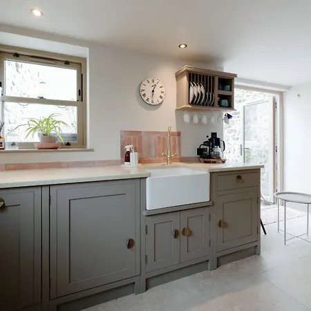 The Lime House: Rustic Cliftonwood Abode *