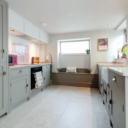 The Lime House: Rustic Cliftonwood Abode