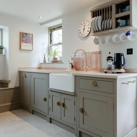 The Lime House: Rustic Cliftonwood Abode *