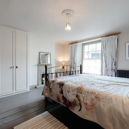 The Lime House: Rustic Cliftonwood Abode Apartment *