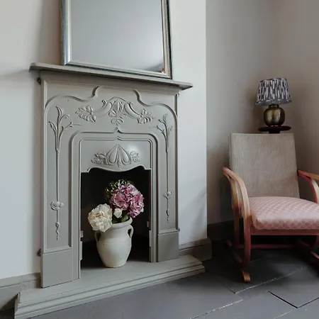 The Lime House: Rustic Cliftonwood Abode Apartment Bristol