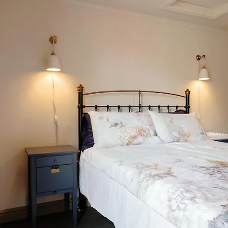 The Lime House: Rustic Cliftonwood Abode Apartment *