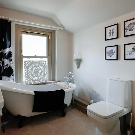 The Lime House: Rustic Cliftonwood Abode Apartment
