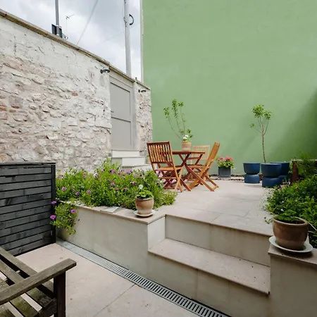 The Lime House: Rustic Cliftonwood Abode Apartment